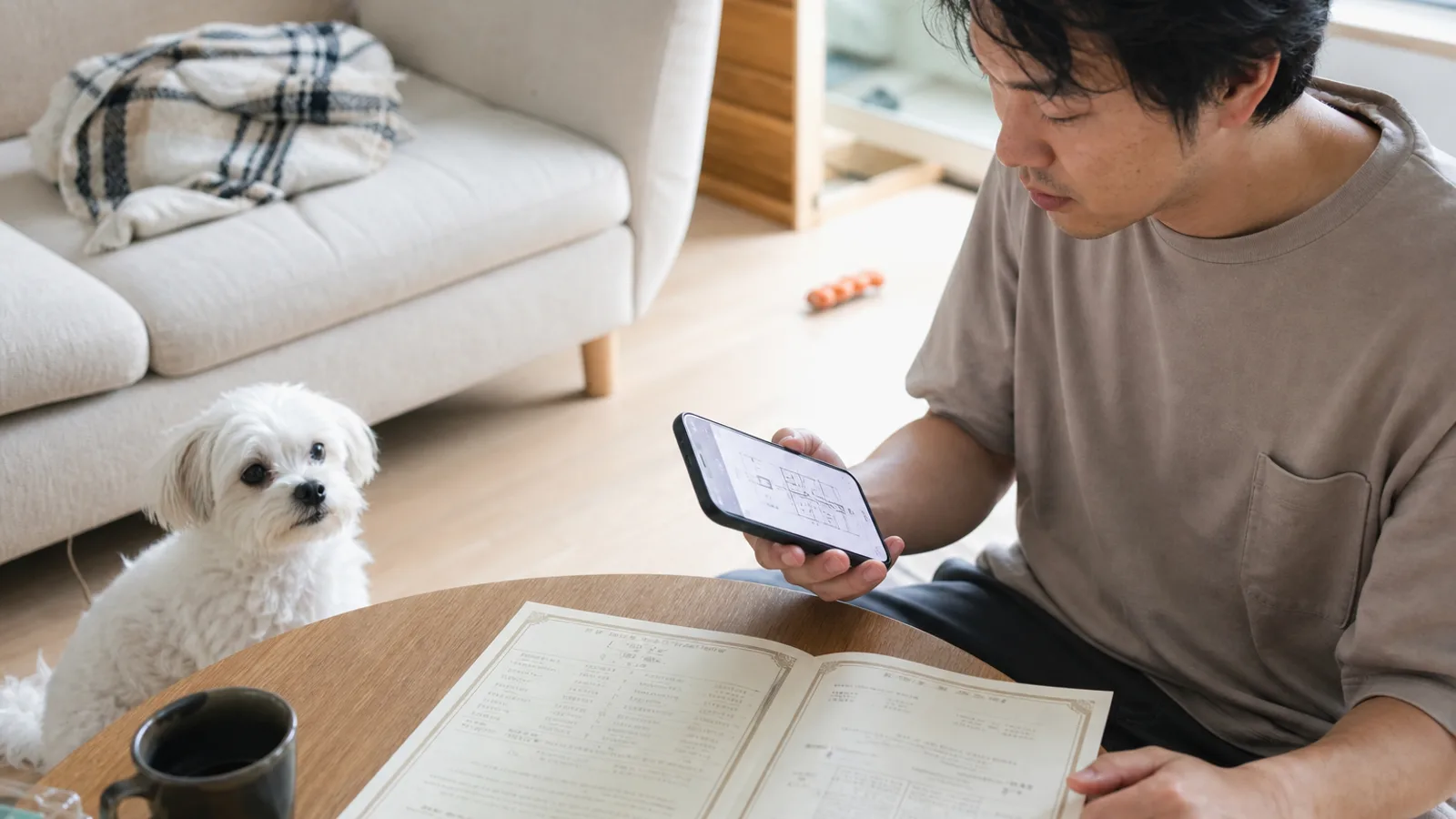 血統書から作った犬の家系図を眺める飼い主。家系には親犬やご先祖の情報が詰まっている